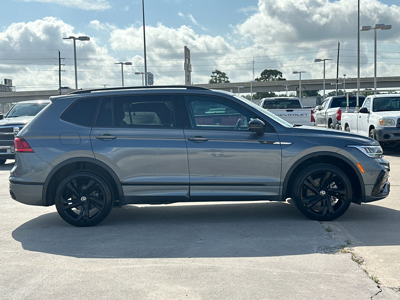 2023 Volkswagen Tiguan 2.0T SE R-Line Black