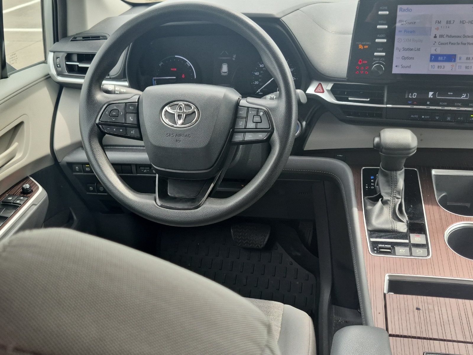 2023 Toyota Sienna LE 8 Passenger