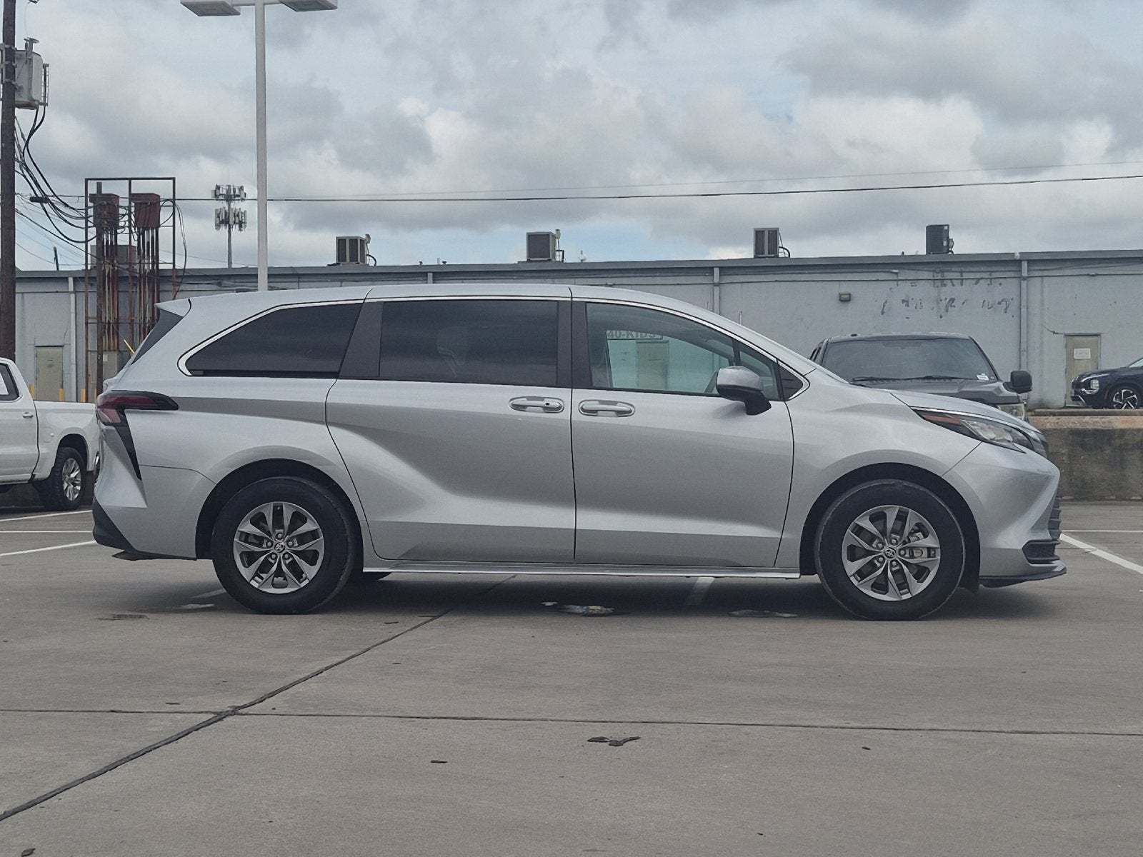 2023 Toyota Sienna LE 8 Passenger