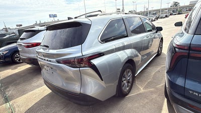 2025 Toyota Sienna LE 8 Passenger