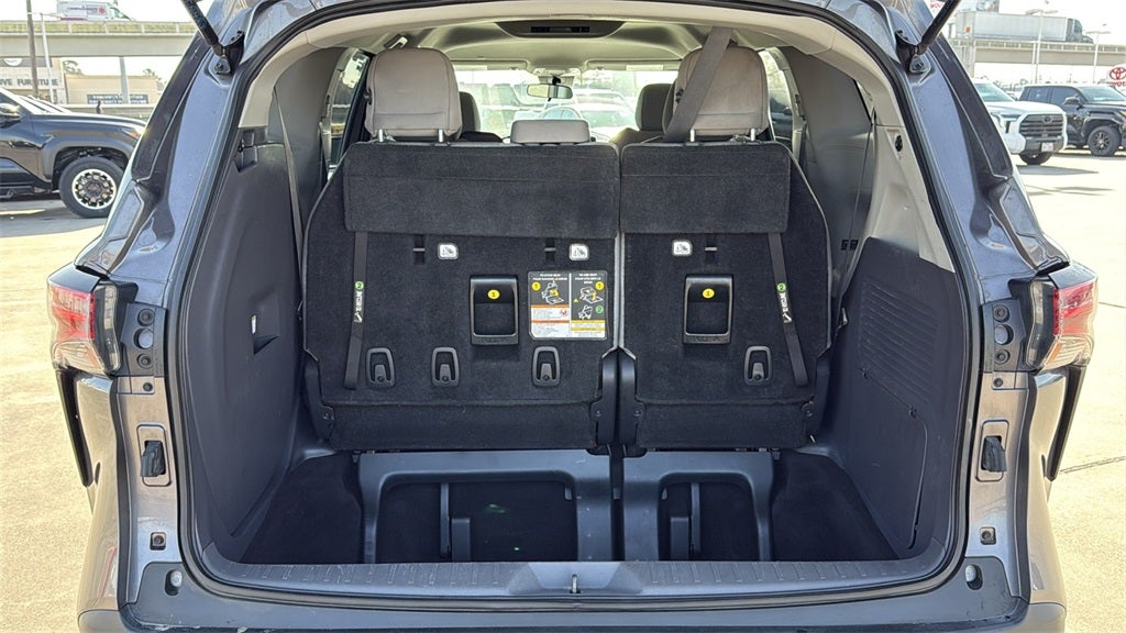 2021 Toyota SIENNA LE LE 8 Passenger