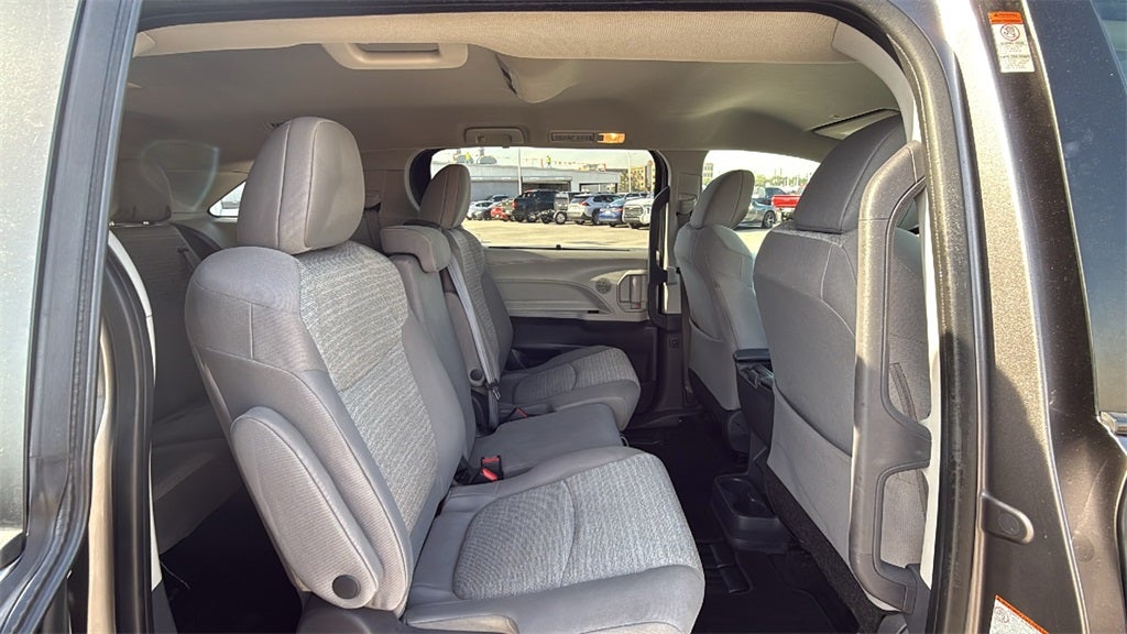 2021 Toyota SIENNA LE LE 8 Passenger