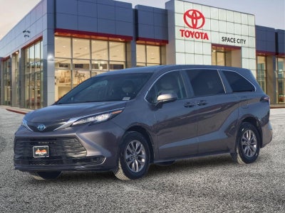 2023 Toyota Sienna LE 8 Passenger