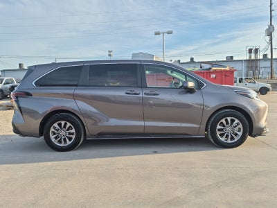 2023 Toyota Sienna LE 8 Passenger