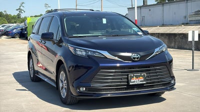 2026 Toyota Sienna XLE 8 Passenger