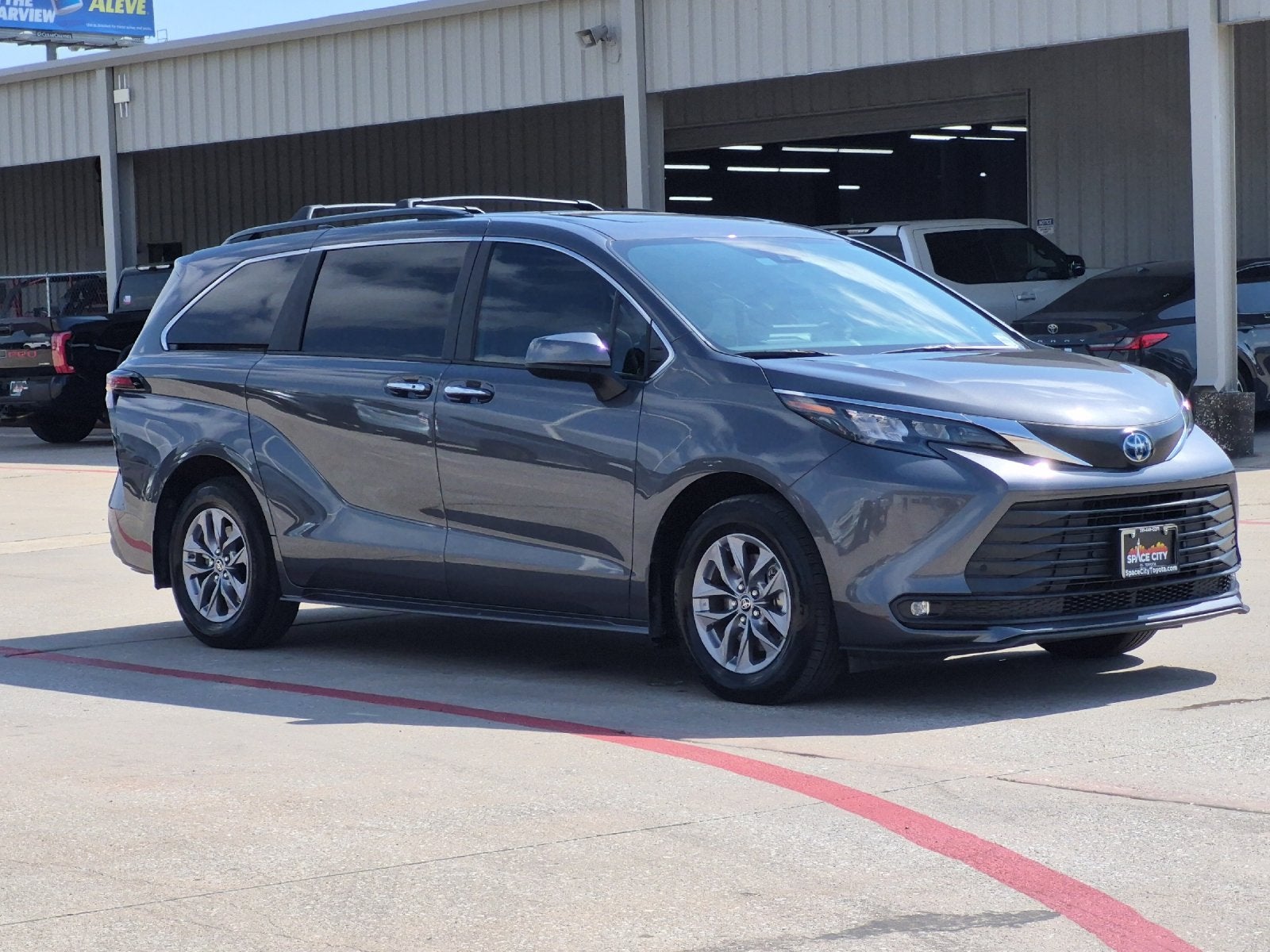 2025 Toyota Sienna XLE 8 Passenger