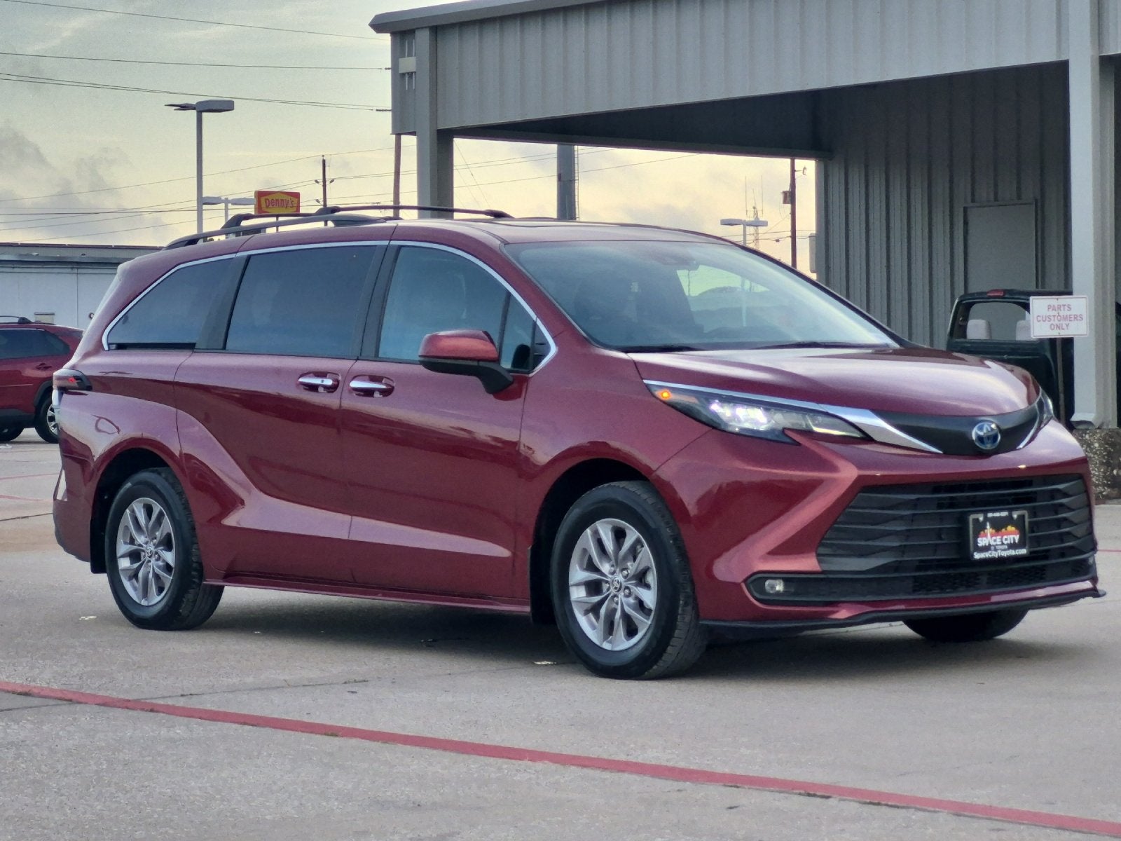 2025 Toyota Sienna XLE 8 Passenger